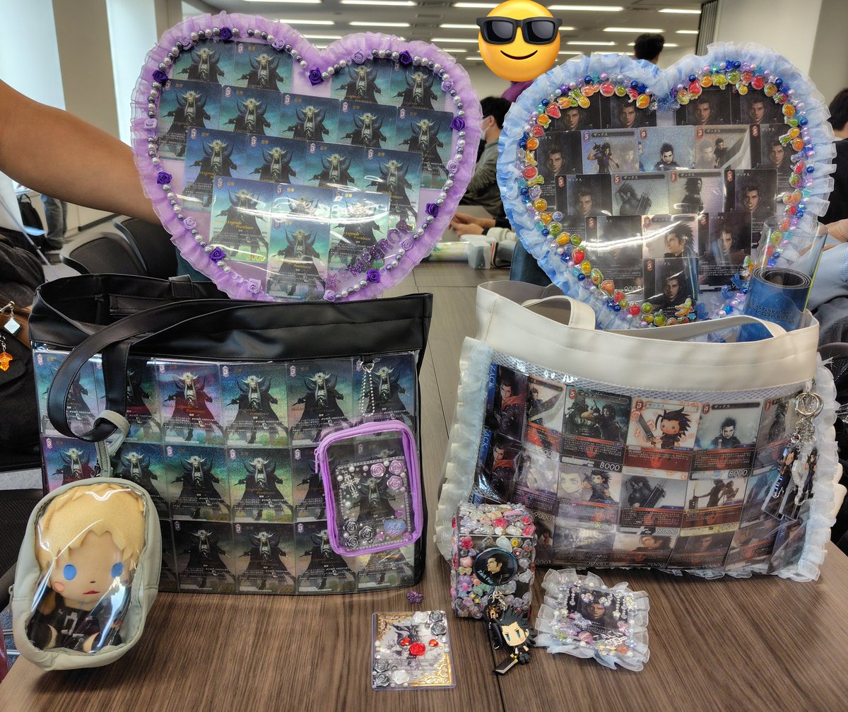 こりまさんに皇帝サマの推しうちわ作っていただいた！？😳✨
ので、こりまさんのザックス痛バ&amp;うちわと私の皇帝サマ痛バ&amp;うちわで写真を撮らせていただきました🥳✨
こりまさんありがとうございました🙏✨
そして、会場の皆さんを皇帝サマで威嚇しまくってすみませんでした😂
#FFTCG15周年