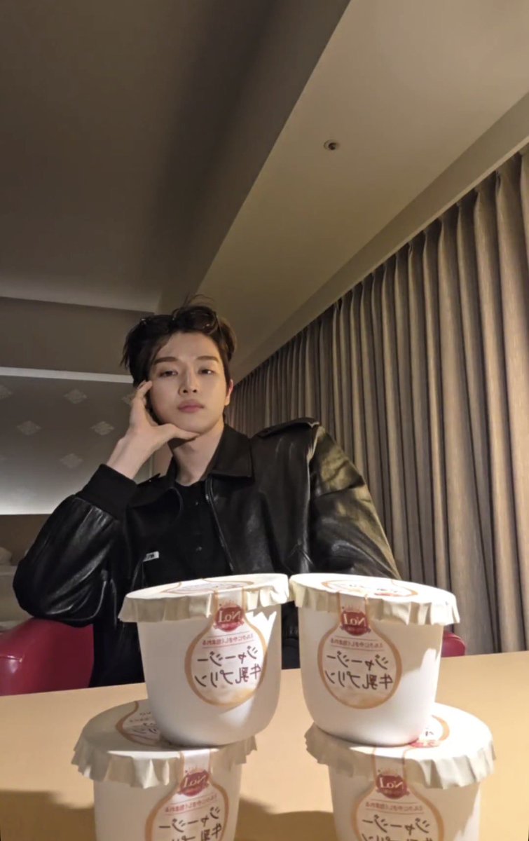 성찬님  현재 혈당스파이크왔다고 
갑자기 이러고 우리를 쳐다보심