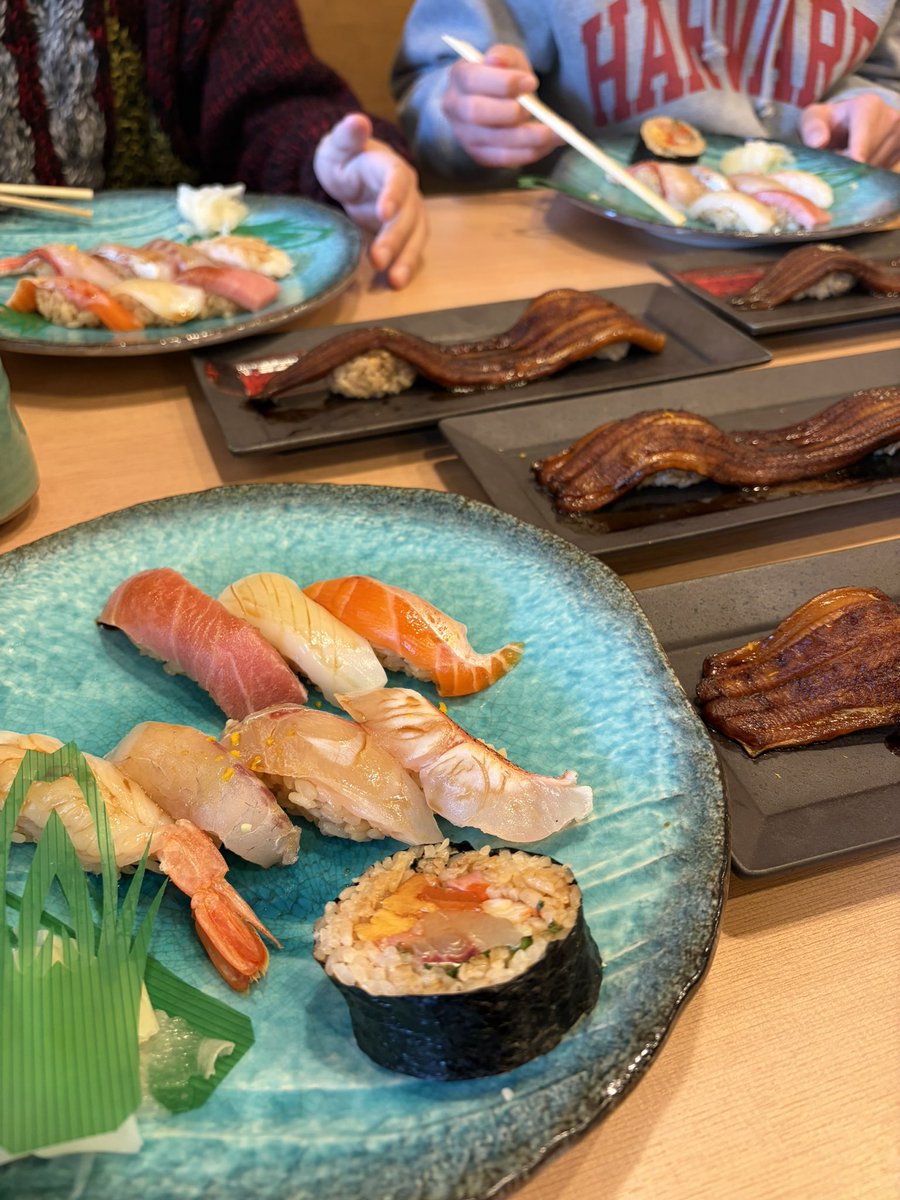 久しぶりに家族そろってご飯😊悠久でお寿司🍣穴子がめちゃふわで美味しいしお寿司も全部美味しい😋
受験お疲れ様〜！！みんな頑張った〜！🌸🌸