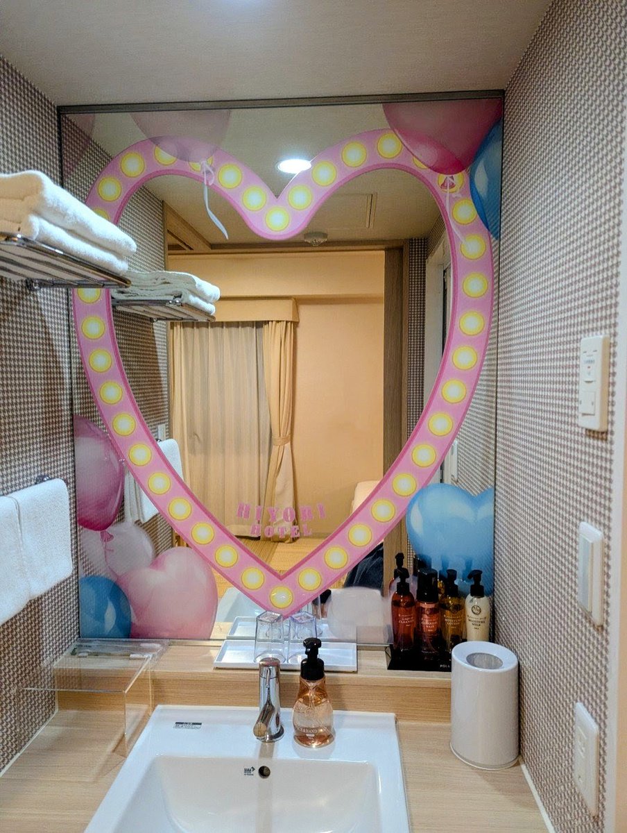 この壁の模様とかハートとかクッションと色とデザインも意識しすぎじゃ