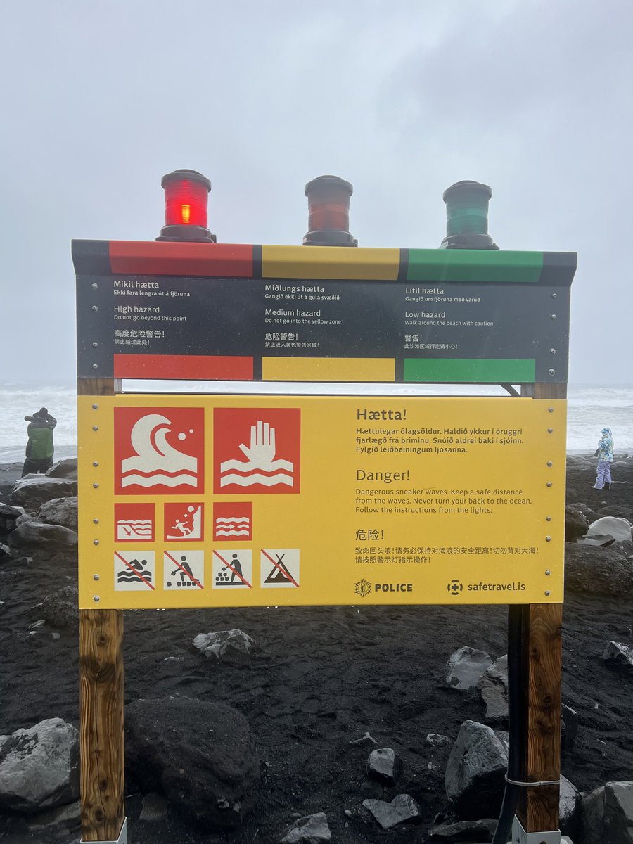 wapple15's tweet image. More #TuttingTypography from Iceland warning that when the light is red, staying off the beach is vital. 
Of course, because some folks can’t be told, 4 or 5 dozen punters chose to ignore the warning. 🤦‍♂️ #PMJWeeklyChallenge