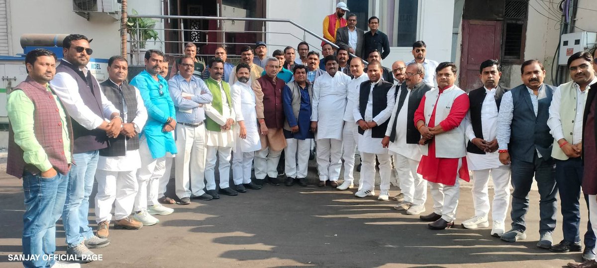 उत्तर प्रदेश में पहली बार शिक्षक संगठनों का #महाजुटान।

उत्तर प्रदेश के दो दर्जन से ज्यादा शिक्षक संगठन आये एक साथ #TET के मुद्दे पर।

#संघर्ष का बजाया बिगुल,जल्दी ही आगामी कार्यक्रम आपके सामने प्रेषित होगे।

 शिक्षक हित मे सड़क से सदन तक होगा संघर्ष।

#vijaykumarbandhu