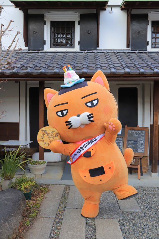 お誕生日会のお写真ニャン 🎂ฅ(ↀᴥↀ)ฅ🍘🎉 みんなとお写真撮ったり