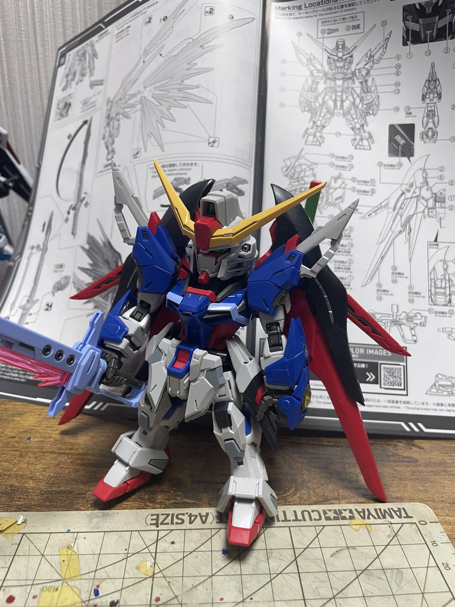 es82286's tweet photo. とりあえずMGSDデッテニー仮組み完成！
とりあえず平日は仕事終わりにヤスリがけして…塗装は土日で…終われるようにしたい
まだどう塗るか考えてない！！
塗装してる人でオリジナルの色分けというかここにこの色入れるといいよみたいな案あったらください
 #ガンプラは自由だ 
 #デスティニー https://t.co/BbferFEqP0