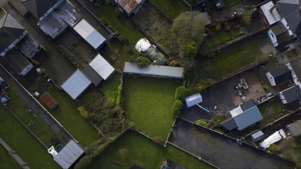 Katolik kilisesi tarafından işletilen bir çocuk yurdundaki fosseptik çukurunda 796 ölü çocuk bulundu. Muhtemelen çocuk kaçakçılığı ve şeytani ritüeller için kullanılıyordu.