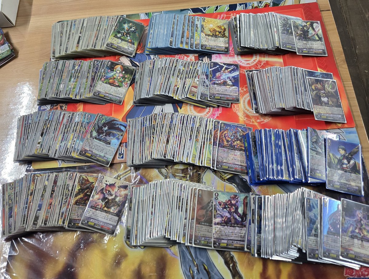 本日、お客様より新たに貸出用に12個のPスタンのヴァンガードのデッキ