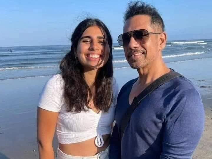 क्या आप जानते हैं कि यह लड़की कौन है? 
यह रॉबर्ट और प्रियंका वाड्रा की प्यारी बेटी मिया वाड्रा है, जिसकी संपत्ति $376 मिलियन है, यानी लगभग 3126 करोड़ रुपये.. 
इसके पिता रॉबर्ट वाड्रा की संपत्ति $2.1 बिलियन है, यानी लगभग 17458 करोड़ रुपये..
21 साल की बेटी की संपत्ति 3100 करोड़ और