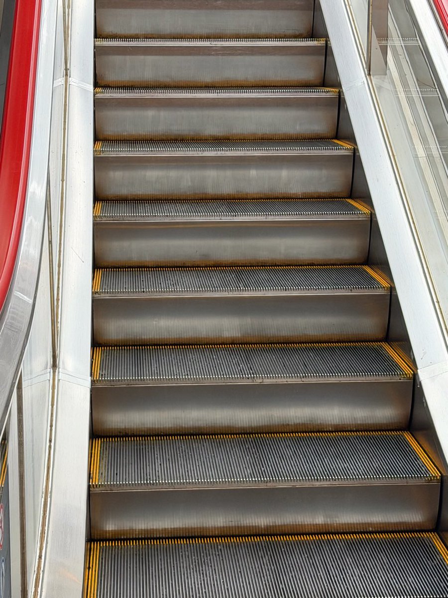 👆これは東芝製なんですが、会社の表記が筆記体なんですねー。戦後すぐ