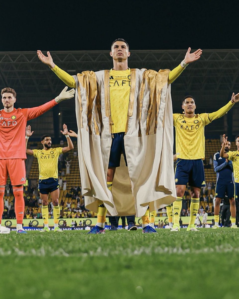 Wait is this real or AI 
Did real give this to Ronaldo to wear