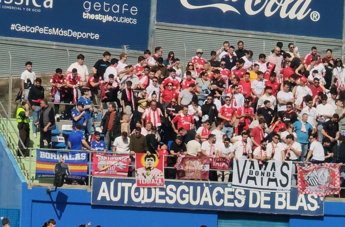 Socios del Getafe mezclados con aficionados visitantes. Que alguien me lo explique.