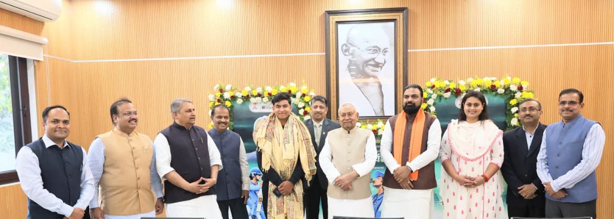 NitishKumar's tweet photo. पटना स्थित 1 अणे मार्ग के ‘संकल्प सभागार’ में अंडर-19 क्रिकेट वर्ल्ड कप-2026 की विजेता भारतीय टीम में उत्कृष्ट प्रदर्शन कर बिहार को गौरवान्वित करने वाले श्री वैभव सूर्यवंशी जी को 50 लाख रूपए का चेक एवं अंगवस्त्र प्रदान कर सम्मानित किया।

अंडर-19 वर्ल्ड कप-2026 की भारत की जीत में बिहार के क्रिकेटर श्री वैभव सूर्यवंशी ने अपनी महत्वूपर्ण भूमिका निभाई। वे अपनी मेहनत और प्रतिभा के बल पर भारतीय क्रिकेट की एक नई उम्मीद बने हैं। मेरी शुभकामना है कि श्री वैभव सूर्यवंशी भविष्य में भारतीय टीम के लिए नया कीर्तिमान रचें और देश का नाम रौशन करें।