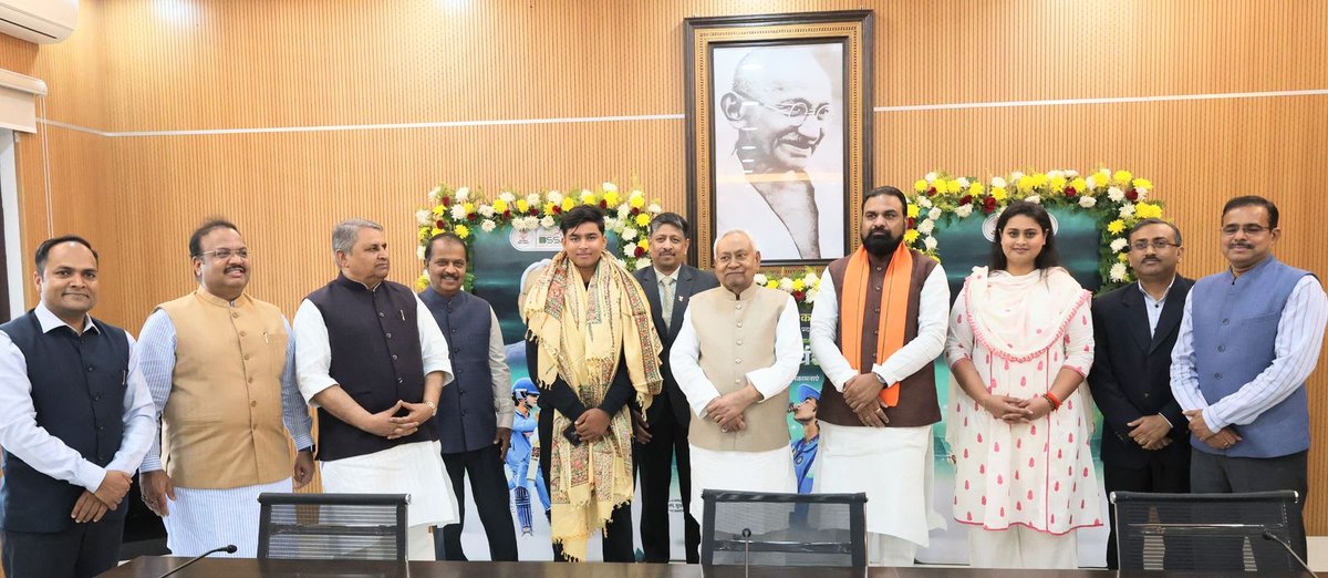 NitishKumar's tweet photo. पटना स्थित 1 अणे मार्ग के ‘संकल्प सभागार’ में अंडर-19 क्रिकेट वर्ल्ड कप-2026 की विजेता भारतीय टीम में उत्कृष्ट प्रदर्शन कर बिहार को गौरवान्वित करने वाले श्री वैभव सूर्यवंशी जी को 50 लाख रूपए का चेक एवं अंगवस्त्र प्रदान कर सम्मानित किया।

अंडर-19 वर्ल्ड कप-2026 की भारत की जीत में बिहार के क्रिकेटर श्री वैभव सूर्यवंशी ने अपनी महत्वूपर्ण भूमिका निभाई। वे अपनी मेहनत और प्रतिभा के बल पर भारतीय क्रिकेट की एक नई उम्मीद बने हैं। मेरी शुभकामना है कि श्री वैभव सूर्यवंशी भविष्य में भारतीय टीम के लिए नया कीर्तिमान रचें और देश का नाम रौशन करें।