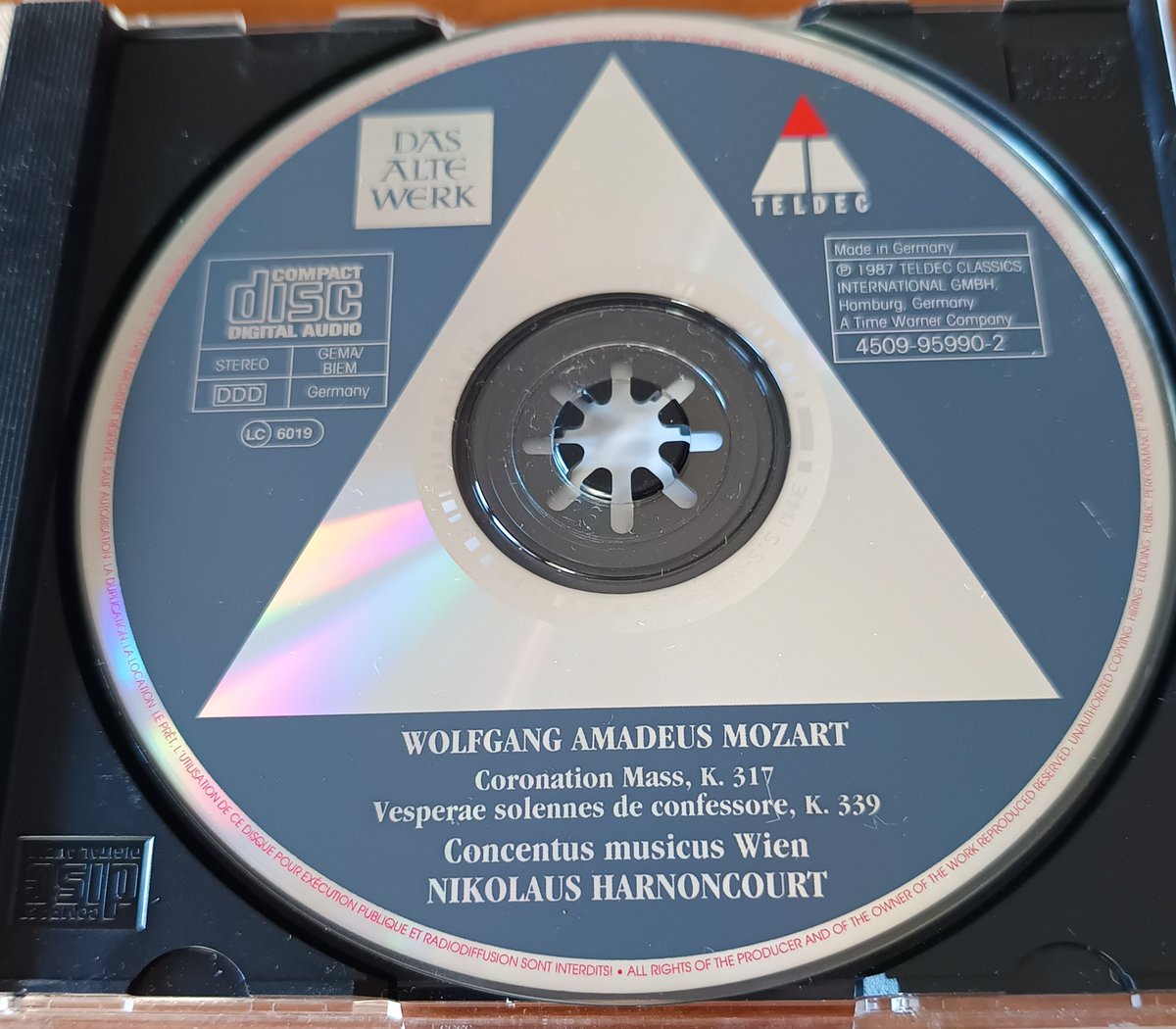 EnriquePrietoHe's tweet photo. El Grandes Ciclos de @MariadelSer en @radioclasica  me ha llevado a reencontrarme con esta grabación de #Harnoncourt10 que tenía en casa. Missa in C Major K.317  y Vesperae solemnes K.339 de #Mozart #Teldec @WarnerClassicES https://t.co/Uv0pFLb9Ze