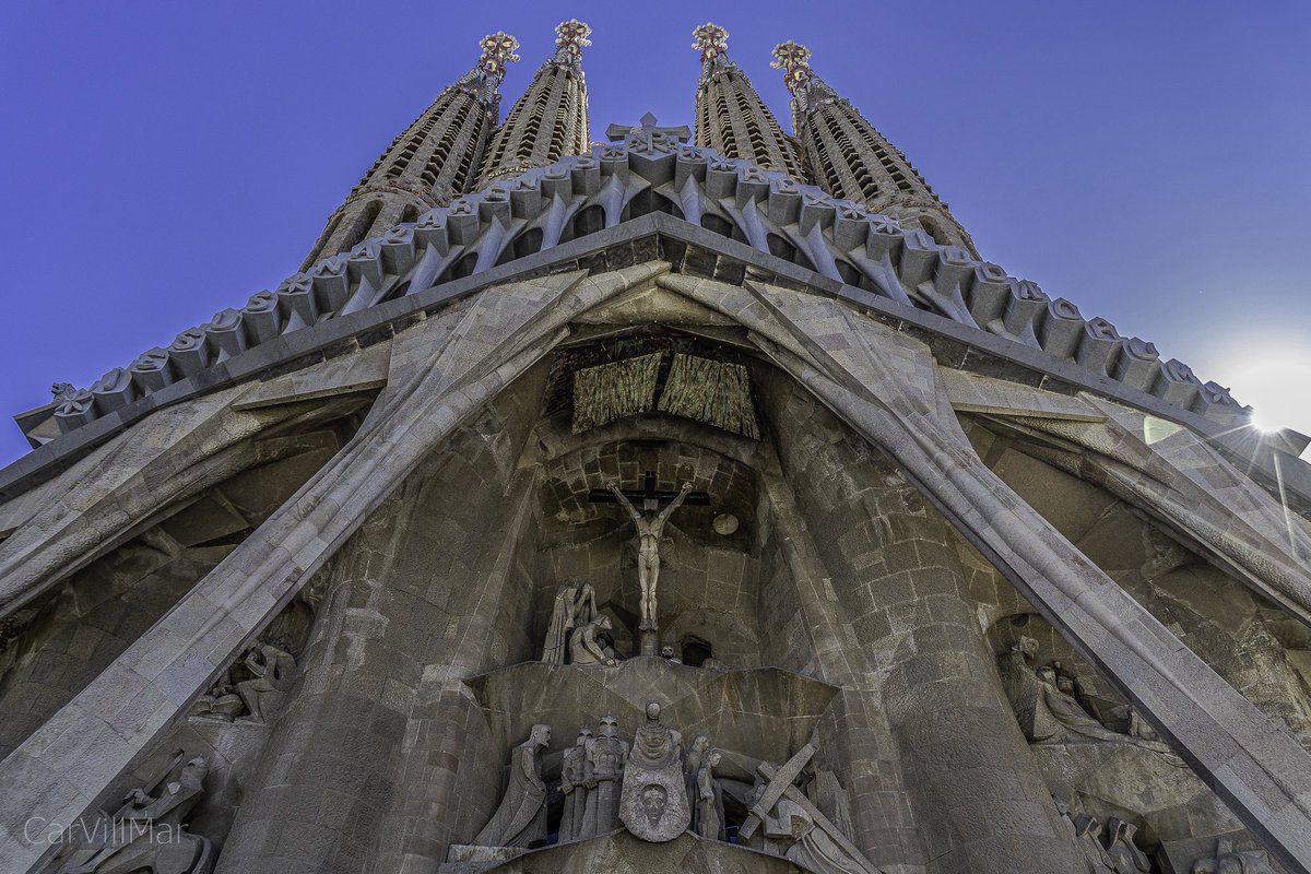 SofiCasCar's tweet photo. #Barcelona
#SagradaFamilia
#gaudi El arquitecto quiso plasmar el sueño de la #Biblia aproximación/unión del cielo y la tierra.
Visitar la gran obra #inacabada es entrar en un mundo de mil formas y colores #geniales con detalles sorprendentes.
#colocacion #cruz #altura #maxima https://t.co/IkQryWEW2T