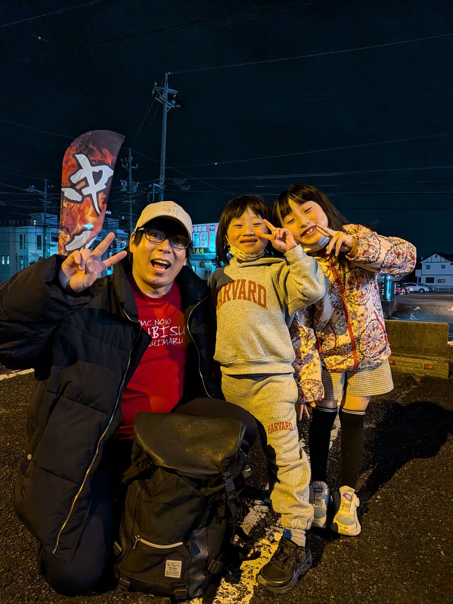 miechi94's tweet photo. 帰る前に会えました！オービスくん✨️そんなにたくさん会ってる訳じゃないのにいつも優しい🥰今日もかばんについてたキーホルダーをこどもたちにくれました🎶いつもありがとうございます😊勝手にでかおんとお揃いにしてもらっちゃって娘大喜び♥シマエナガも大好きなので喜んでました✨️ https://t.co/OoCrBOSrge