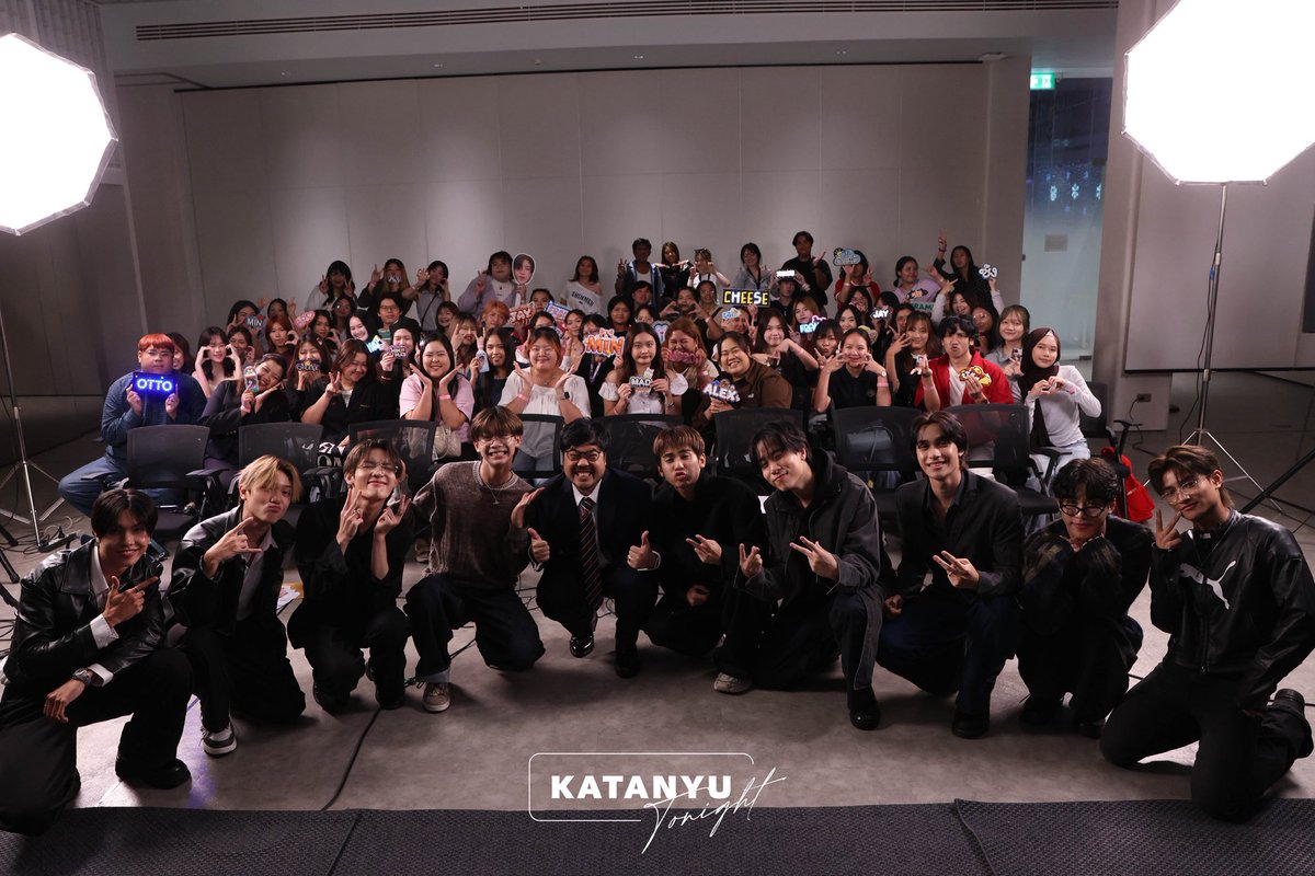 katanyu_tonight's tweet image. ภาพบรรยากาศความสนุกจากการถ่ายทำ
Katanyu Tonight x DICE

บอกเลยว่าฮากันลั่นทั้งสตู!
น้อง ๆ น่ารักมาก เมาท์เก่งไม่พัก โบ๊ะบ๊ะกันสุด ๆ

ความจอยมาเต็มทุกโมเมนต์ 🤭
รอติดตามความสนุกนี้ได้เร็ว ๆ นี้เลย!

#KATANYUTONIGHTxDICE 
#Katanyutonight #DICE