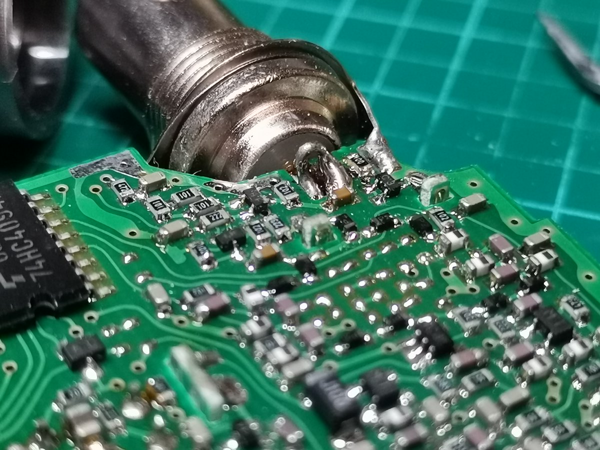 先日入手したマルハマのRT-2001📶
経年のせいかコネクターへの衝撃のせいかアンテナ部のハンダが剥がれてマトモに受信できなくなっていた。
今回電子部品の余った線を曲げて衝撃を受けても力が逃げられそうな補修をしてみた。
無事受信できるようになったけど補修部も本体もいつまで持つやら･･･😅