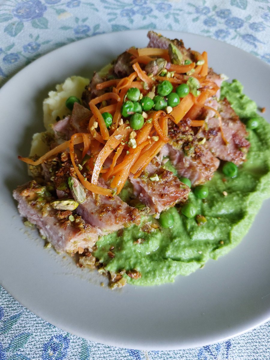 M_B_art's tweet image. #tuna in #pistachio crust, #dijonmustard olive oil, salt, #peacream with #mint , mashed potatoes
#Ilikecooking