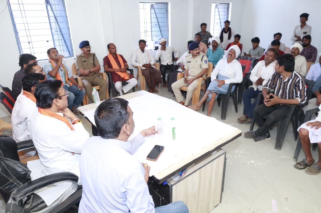 आज ग्राम बोकराटा में आगामी भौंगर्या हाट के सफल एवं शांतिपूर्ण आयोजन को लेकर आयोजित शांति समिति की बैठक में सम्मिलित हुआ।

बैठक में पटेल, पुजारा, जनप्रतिनिधिगण,पार्टी के पदाधिकारीगण,चौकी प्रभारी तथा स्थानीय परिवारजन उपस्थित रहे। सभी के साथ विस्तारपूर्वक चर्चा कर यह सुनिश्चित किया
