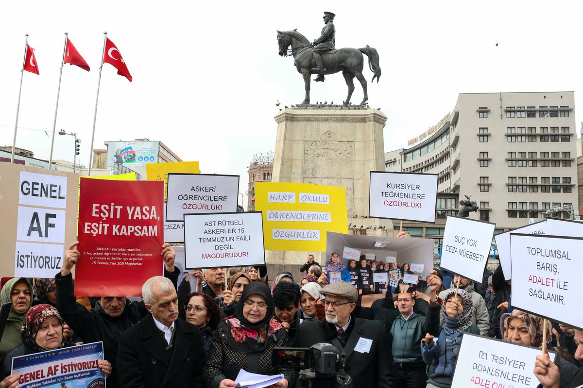 Eesenmstfaa's tweet image. Bugün Ulus Meydanı'nda, 15 temmuz yargılamalarında tutuklu askeri öğrenciler, Erler, Uzmanlar, Kursiyer Teğmenler, Stajyer Askerler ve Alt Kademe TSK Personeli'nin mağduriyetini duyurmak için eylemdeydik.

@gergerliogluof @ZGulabi @Liberalparti_TR
