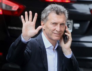 Hola, te acordas?
En mi gestion hice 7600km de obras viales entre rutas y autopistas 
Hace 7 años que ni siquiera tapan un bache...

#EraMacri 
#Macri2027