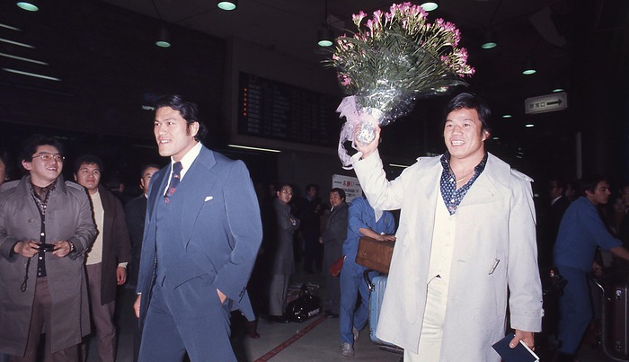 allan_cheapshot's tweet image. #OnThisDay in 1978: Tokyo International Airport, Tokyo: Tatsumi Fujinami returned to Japan to a hero’s welcome, greeted by Antonio Inoki as he arrived with flowers after his U.S. run and title success abroad.