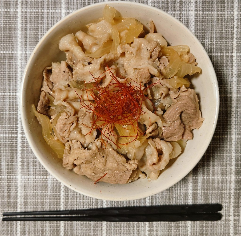 本日の #ドワーフ飯 は豚丼！𓃟𓃟

スーパーで特売イベリコ豚きり落としゲット！🕺
ってことで今晩は豚丼！
美味いし冷凍保存も効くしで自炊の味方すぎる…❤️‍🔥

いただきますー！🙏🏻