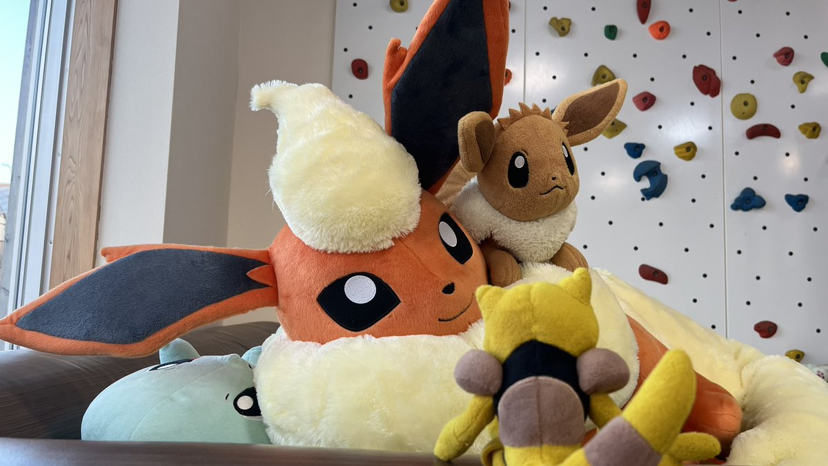 等身大ブースターとイーブイ…おっ、おおきい