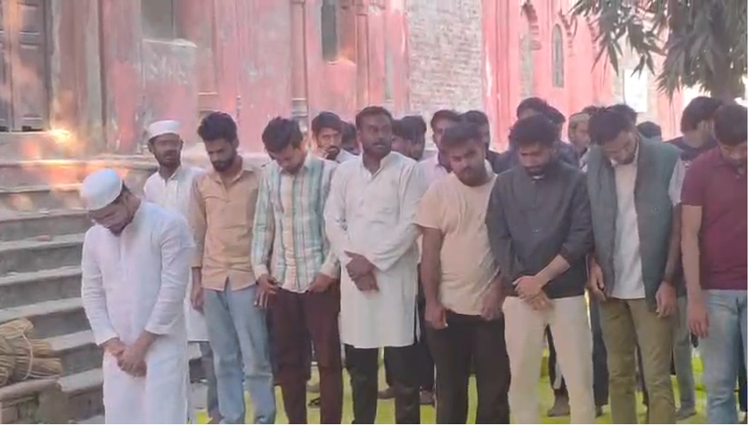 bstvlive's tweet photo. लखनऊ: लखनऊ विश्वविद्यालय में छात्रों का जोरदार हंगामा

➡लाल बारादरी का दरवाजा बंद करने के विरोध में हंगामा
➡समाजवादी छात्रसभा,NSUI,AISA से जुड़े छात्र पहुंचे कैंपस
➡परिसर में सुरक्षा के मद्देनज़र भारी पुलिस बल रहा तैनात
➡लाल बारादरी की ओर लगाई गई बैरिकेडिंग छात्रों ने हटाई
➡नारेबाजी करते हुए बिल्डिंग के पास पहुंचे प्रदर्शनकारी छात्र
➡छात्रों ने अज़ान दी नमाज अदा की
➡नमाज के दौरान अन्य छात्रों ने बनाई मानव शृंखला
➡बिना नोटिस मस्जिद का दरवाजा सील करने का आरोप
➡सील किए गए दरवाजे को खोलने की मांग पर छात्र अड़े

#Lucknow #UniversityProtest @nsui