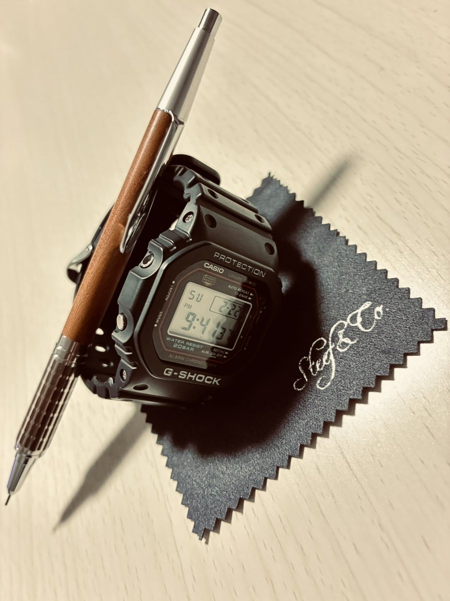 dw5000r's tweet photo. 三越文具祭りでシャープペンシルを購入。クラフト工房 Steef&amp;Co.さんのST Draft。
自分の好きなパーツでペンを組む事が出来るという仕様が素晴らしい👍👍
木軸は一番最初なので欅を選択。書き心地はこの後試してみよっと。どんな心地か楽しみ😊
#GSHOCK  
#三越文具祭り 
#steefandCo https://t.co/hTvPrXGp5b