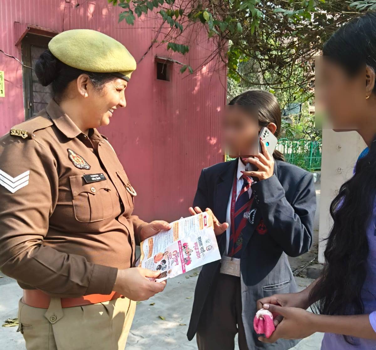 lkopolice's tweet photo. #MissionShakti5-सशक्त नारी,सशक्त प्रदेश।

#CP_LUCKNOW के निर्देशन में #dcpcentral के नेतृत्व में थाना हसनगंज क्षेत्रान्तर्गत कैलाश छात्रावास के पास महिलाओं और छात्राओं को तैनात महिला पुलिस कर्मियों द्वारा मिशन शक्ति के तहत किया गया जागरूक।

@Uppolice
@CMOfficeUP
@missionshaktiup https://t.co/bOw7wiXBfy