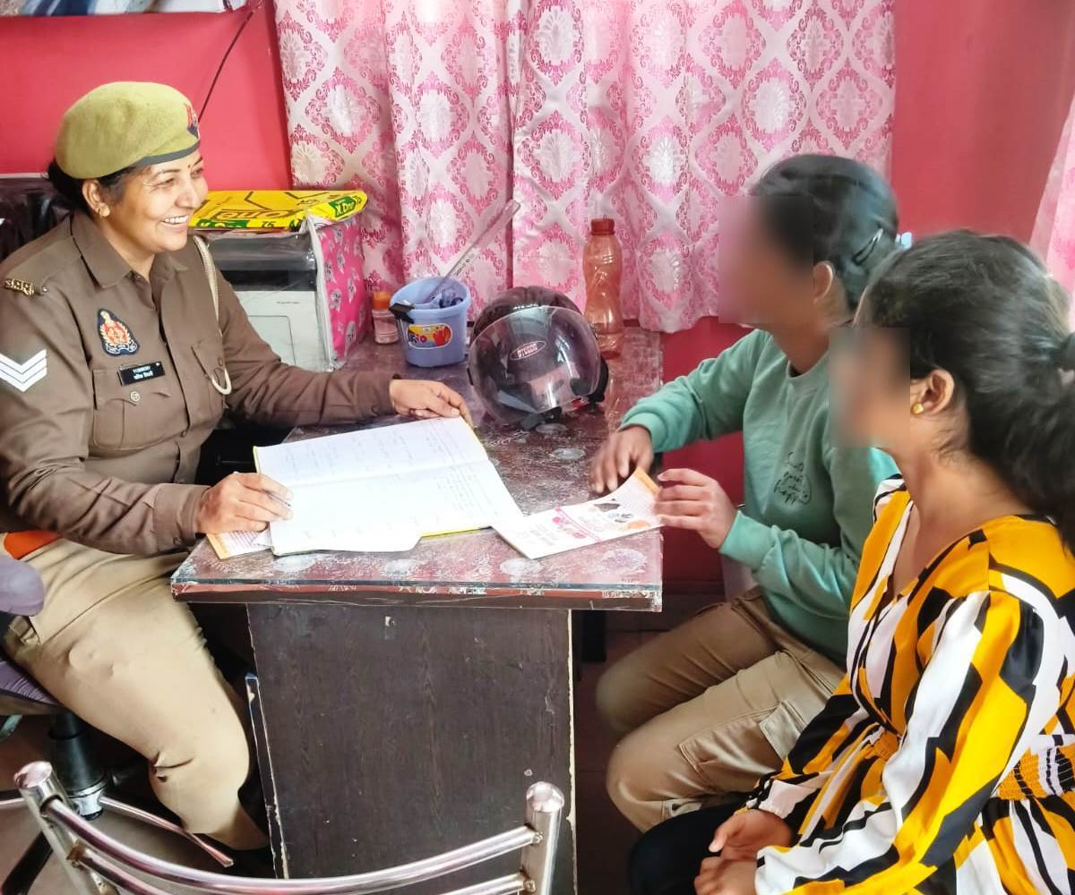 lkopolice's tweet photo. #MissionShakti5-सशक्त नारी,सशक्त प्रदेश।

#CP_LUCKNOW के निर्देशन में #dcpcentral के नेतृत्व में थाना हसनगंज क्षेत्रान्तर्गत कैलाश छात्रावास के पास महिलाओं और छात्राओं को तैनात महिला पुलिस कर्मियों द्वारा मिशन शक्ति के तहत किया गया जागरूक।

@Uppolice
@CMOfficeUP
@missionshaktiup https://t.co/bOw7wiXBfy