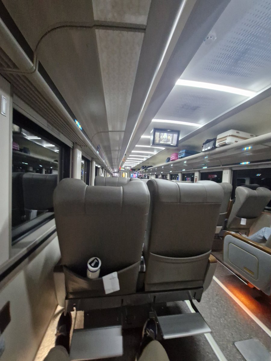 Udah lama ga naik kereta duduk deket bordes. Malam ini nyobain lagi karena pas pesen tiket kebetulan kursi single masih kosong. Kukira bakal nyaman, ternyata berisik dari rodanya dan guncangannya terasa cukup kuat 😅