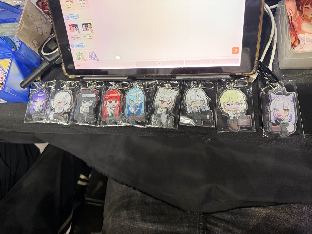 이번 2일페 양일 동안 저희 부스 찾아와주신 모든 분들 정말 감사합니다 

굿즈 좋아해주시는 모습만으로도 너무 감동이였는데
밥도 챙겨주시고 초콜릿도 주셔서 너무 진짜 울컥했습니다.

또 다른부스에서 굿즈까지 선물 해주셔서 너무 감사했습니다 

앞으로도 단순히 판매만 하는 부스가 아니라