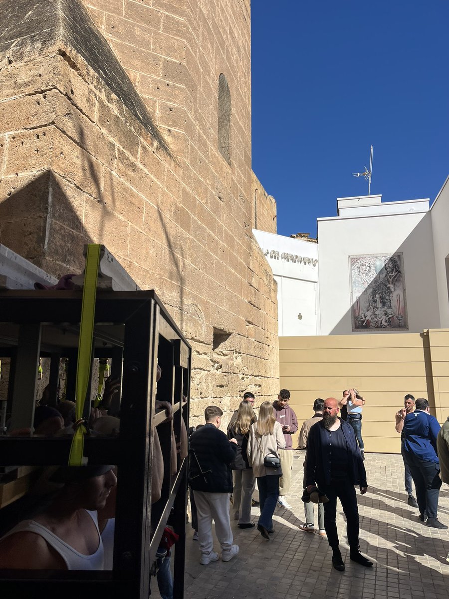 PrendimientoAlm's tweet photo. 📸 La mañana del domingo nos ha dejado imágenes como esta, en el primer ensayo de la cuadrilla de Jesús Cautivo de Medinaceli, que comienza su trabajo de cara al #MiercolesSanto.

La espera que se ve en #elPrendimiento https://t.co/98WjFxhohp