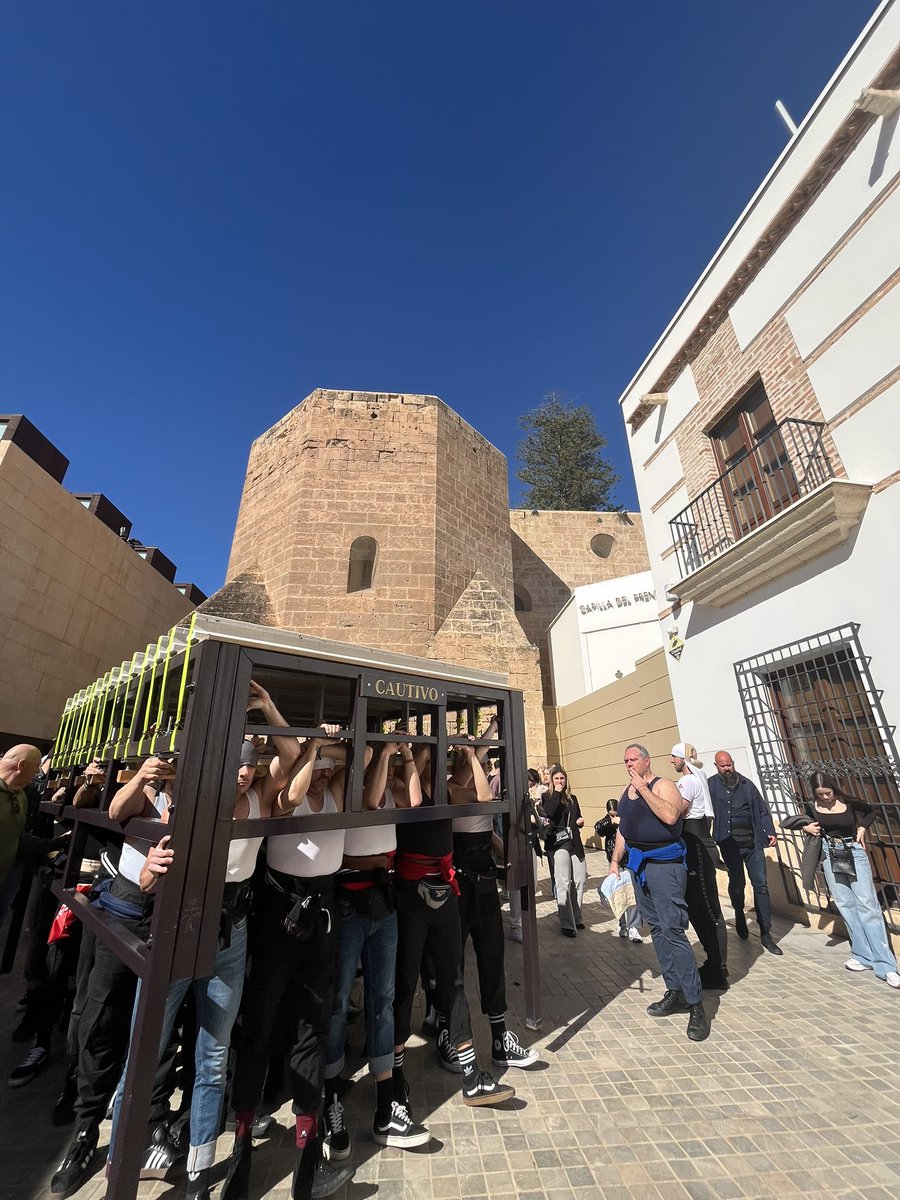 PrendimientoAlm's tweet photo. 📸 La mañana del domingo nos ha dejado imágenes como esta, en el primer ensayo de la cuadrilla de Jesús Cautivo de Medinaceli, que comienza su trabajo de cara al #MiercolesSanto.

La espera que se ve en #elPrendimiento https://t.co/98WjFxhohp
