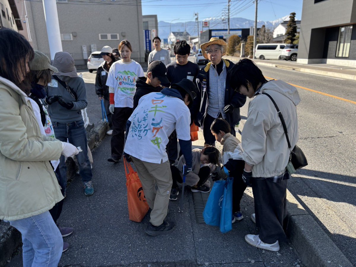 096KbjqAbYJcPpo's tweet photo. #吸い殻拾いプロジェクト
今日2月22日はスワン🦢スワンの禁煙🚭DAYです！
長野県松本市で
ごみ拾い（プロギング）開催！
#607本　の吸い殻をみんなで地球から取り除きました🙌
タバコ🚬は吸い殻入れへお願いします🥹🙏#全国一斉宝物拾い　#継美隊　#プロギング　#umipro_nagano 海と日本 https://t.co/4a5zTR82jY