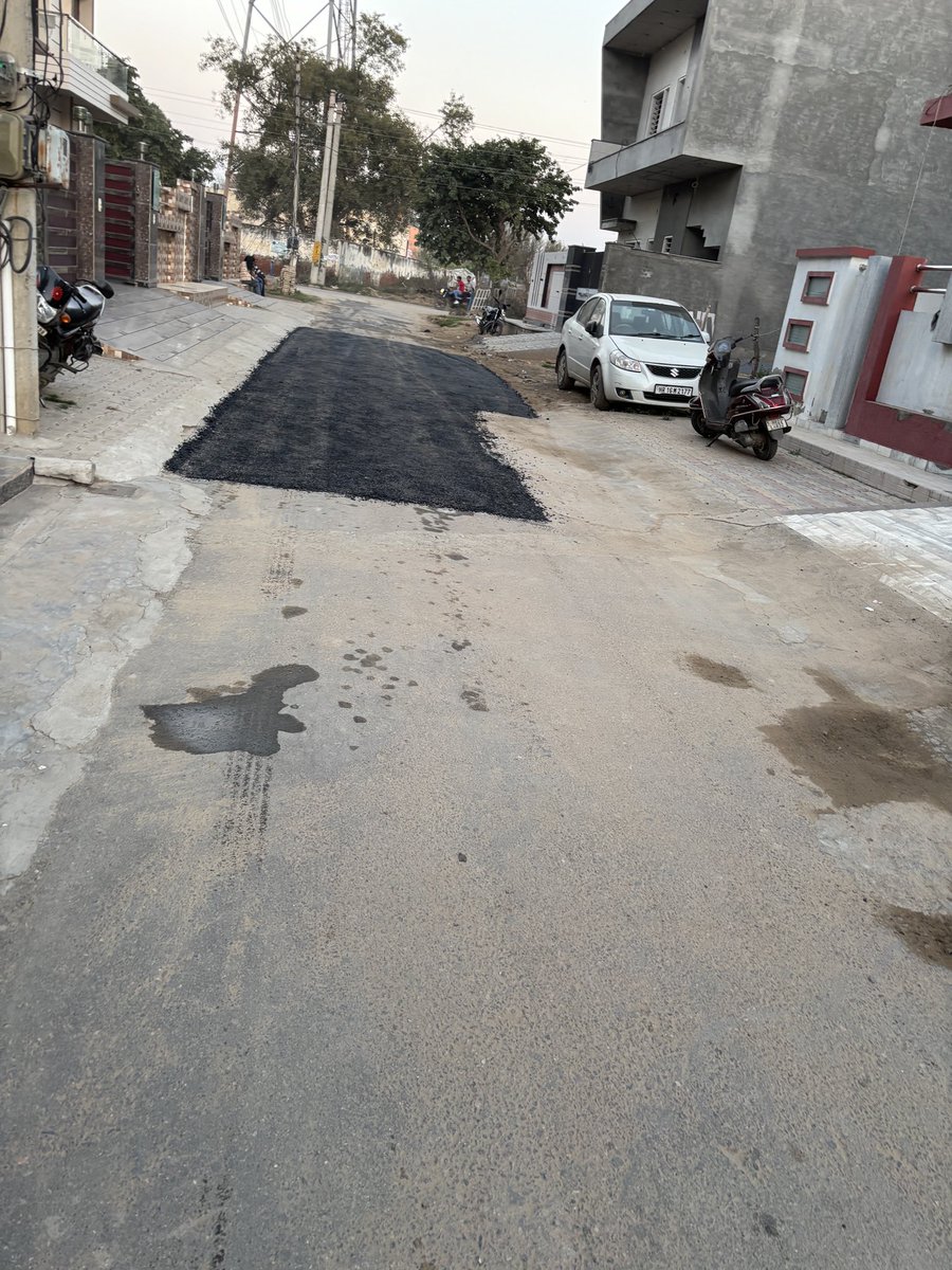 amarsoni_india's tweet photo. Hello @HsvpHaryana ,The entire road is full of potholes..From house 72- 79 ACP sector bhattu mandi 125053 is damaged, But the JE and his workers only repaired the road in front of Houses 76 and 77 and moved on.The remaining houses will simply pay taxes &amp; enjoy themselves. @cmohry https://t.co/uvbtrXsvpG