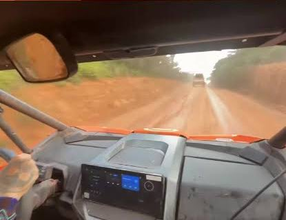 Esse tipo de veículo foi feito para andar em trilhas, realmente, na legislação diz que não pode andar em rodovias.

Mas olha a rodovia que o Richard estava rodando. 🤡🤡🤡🤡🤡

E acabou de ser reformada, pelo menos segundo os contratos do dnit. Advinha para onde foi o