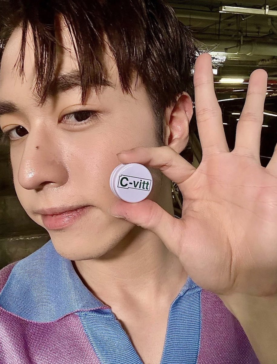 รักเซลฟี่แก้มอ้วนของวิคเตอร์ตี้ปุด ㅜ ㅜ