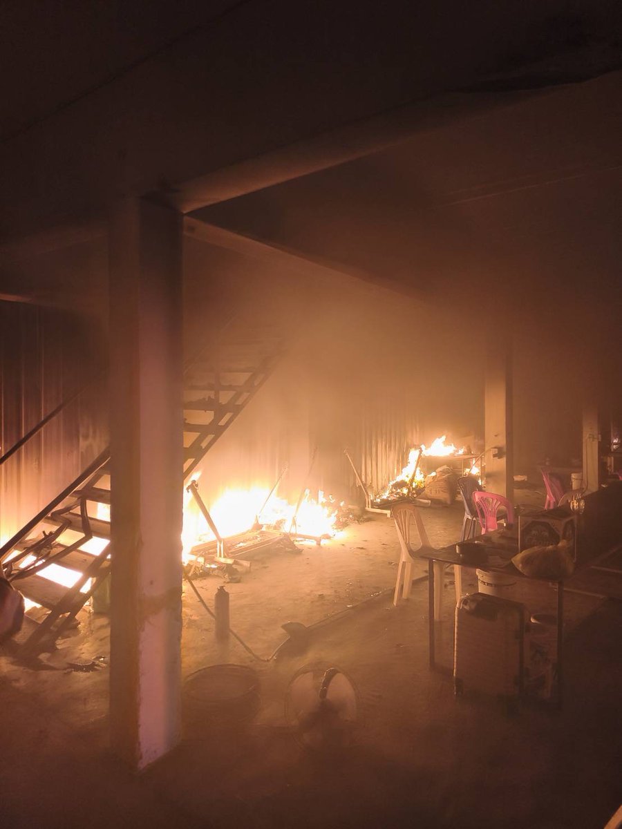 เพลิงไหม้โรงงานในซอยเพชรเกษม 91 รถดับเพลิงพื้นที่อยู่ระหว่างดำเนินการดับ ยังไม่ทราบพื้นที่ของใคร ระหว่าง ทต.สวนหลวง / ทน อ้อมน้อย กระทุ่มแบน สมุทรสาคร 20.10 น.