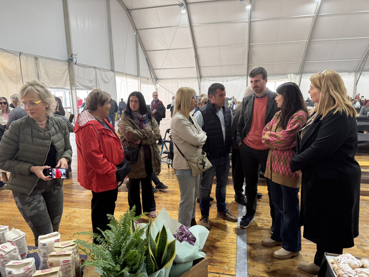 JuntsxEbre's tweet photo. La presidenta del grup parlamentari, @mncsls, i el president de Vegueria, @felipmonclus, acompanyen al candidat i regidor d’Amposta, Manel Ferré i el seu equip a la Festa de l’arròs i la carxofa. 

Una passejada per tastar producte de proximitat i parlar amb la gent del municipi. https://t.co/DvslaLLrct