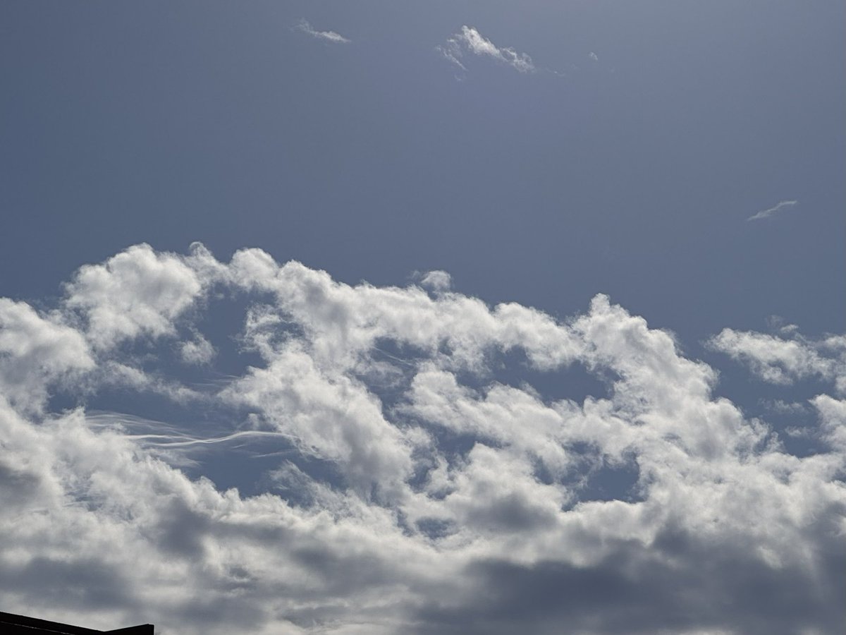 奥にスーッと伸びる雲がいるけど虹色に見えるような(*´`) #空 #雲