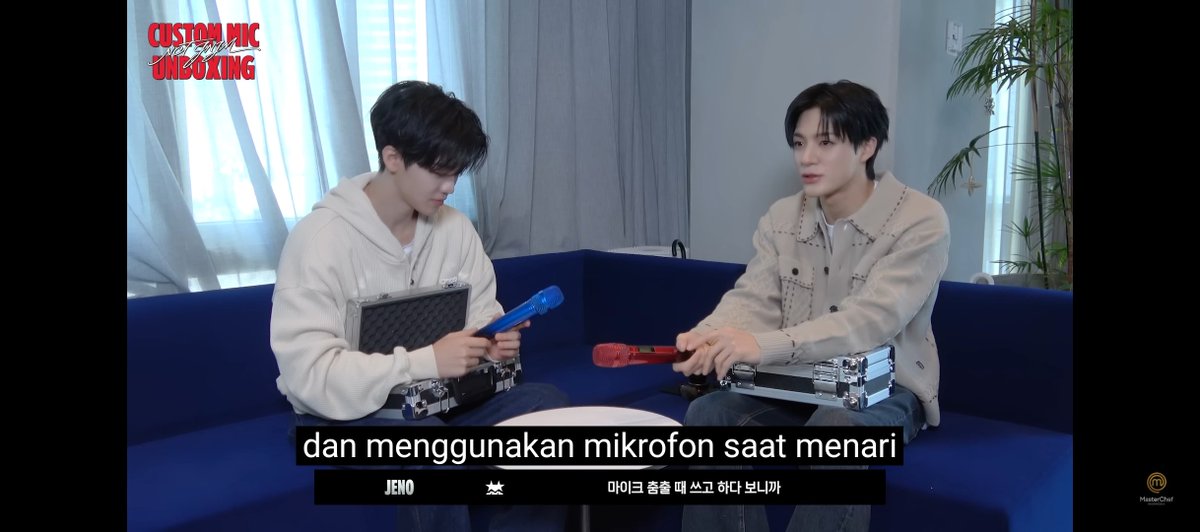 JNJM UNIT TOUR????

Jn : "aku harap pengecatanny bertahan lama kali ini, karna kami pergi tour, dan menggunakan mikrofon saat menari...."