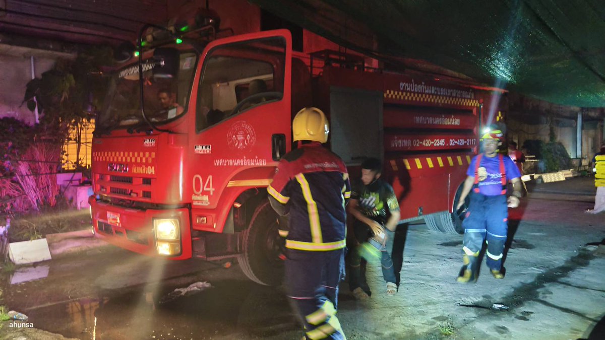 เหตุเพลิงไหม้โรงงานในซอยเพขรเกษม 91 #เทศบาลนครอ้อมน้อย อยู่ระหว่างการใช้น้ำ 20.13 น.