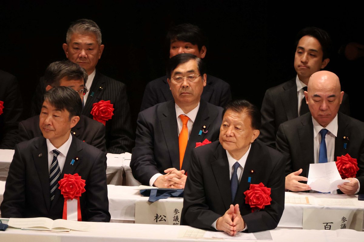 matsudamanabu's tweet photo. 竹島の日の2月22日、島根県松江市で開催された記念式典に参政党代表代理として党を代表して参加し、他党を代表して参加した国会議員とともに来賓あいさつをいたしました。高市総理は閣僚派遣を言ってきたにも関わらず、実際に出席したのは内閣府政務官、ここでも言動不一致が出てきたようです。会場では野次が飛んでいました。しかし、竹島が日本固有の領土であることを主張し続けることは国家主権の根幹に関わること。
参政党からは私のほか、安達悠司参議院議員、先日の総選挙で中国ブロックから当選した島村薫衆議院議員が参列、自民党以外で複数の国会議員が出席したのは参政党だけでした。
他党からの来賓は、自民党からは新藤義孝議員、有村治子総務会長、中道からは泉健太議員、維新からは中司宏幹事長、国民民主からは山田吉彦議員、日本保守からは百田尚樹代表でした。
私から申し上げたポイントは、
参政党が日本の国柄を守り日本を軸とする政治を創るための国民運動であること、
その日本が隣国からの侵略を受け続ける状態は主権国家として由々しき事態であること、
かつて李明博大統領が竹島を上陸した際に指摘したのは日本の国力低下であったこと、
領土問題解決のためには日本がストロングジャパンでなければならないことに加え、
発信力の強化による国際世論形成力を増強するとともに、
「国を守る国民の決意」こそが肝心であることを強調しました。
 
いまや国際秩序が「力による秩序」の時代に入り、国際法や国際機関（国際司法裁判所への提訴）だけには頼れなくなったこんにち、国民世論こそが最大の力でありパワーである。「ひとりひとりが日本」をキャッチに参政党が総選挙を闘ったように、国家の主権や尊厳を自分事としてひとりひとりの国民が考え、不法な占拠による侵略行為を絶対に許さないという国民世論の形成に向けて、まずは日本国民が自国やその歴史を知ることの重要性も訴えました。
 
先日訪れたイタリア上院の委員長から「国際秩序が分断に向かう中で『和と調和』を歴史的に営んできた日本の価値観が重要」と指摘されたことも紹介し、先祖代々営んできた日本の素晴らしい国柄を守り後世に継承していく、だからこそ領土主権を守り抜く、竹島の日を、国民がそういう決意を固める日としていきたい…等を申し上げました。
会場からも良い反応がありました。