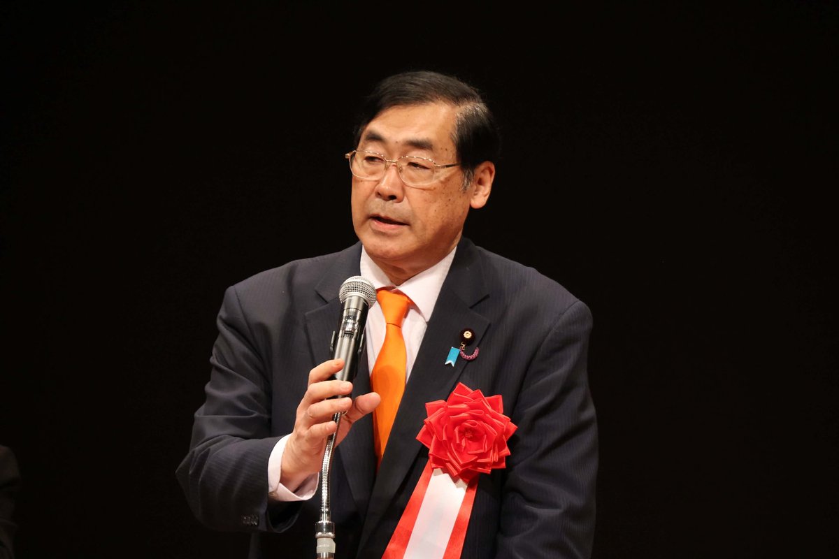 matsudamanabu's tweet photo. 竹島の日の2月22日、島根県松江市で開催された記念式典に参政党代表代理として党を代表して参加し、他党を代表して参加した国会議員とともに来賓あいさつをいたしました。高市総理は閣僚派遣を言ってきたにも関わらず、実際に出席したのは内閣府政務官、ここでも言動不一致が出てきたようです。会場では野次が飛んでいました。しかし、竹島が日本固有の領土であることを主張し続けることは国家主権の根幹に関わること。
参政党からは私のほか、安達悠司参議院議員、先日の総選挙で中国ブロックから当選した島村薫衆議院議員が参列、自民党以外で複数の国会議員が出席したのは参政党だけでした。
他党からの来賓は、自民党からは新藤義孝議員、有村治子総務会長、中道からは泉健太議員、維新からは中司宏幹事長、国民民主からは山田吉彦議員、日本保守からは百田尚樹代表でした。
私から申し上げたポイントは、
参政党が日本の国柄を守り日本を軸とする政治を創るための国民運動であること、
その日本が隣国からの侵略を受け続ける状態は主権国家として由々しき事態であること、
かつて李明博大統領が竹島を上陸した際に指摘したのは日本の国力低下であったこと、
領土問題解決のためには日本がストロングジャパンでなければならないことに加え、
発信力の強化による国際世論形成力を増強するとともに、
「国を守る国民の決意」こそが肝心であることを強調しました。
 
いまや国際秩序が「力による秩序」の時代に入り、国際法や国際機関（国際司法裁判所への提訴）だけには頼れなくなったこんにち、国民世論こそが最大の力でありパワーである。「ひとりひとりが日本」をキャッチに参政党が総選挙を闘ったように、国家の主権や尊厳を自分事としてひとりひとりの国民が考え、不法な占拠による侵略行為を絶対に許さないという国民世論の形成に向けて、まずは日本国民が自国やその歴史を知ることの重要性も訴えました。
 
先日訪れたイタリア上院の委員長から「国際秩序が分断に向かう中で『和と調和』を歴史的に営んできた日本の価値観が重要」と指摘されたことも紹介し、先祖代々営んできた日本の素晴らしい国柄を守り後世に継承していく、だからこそ領土主権を守り抜く、竹島の日を、国民がそういう決意を固める日としていきたい…等を申し上げました。
会場からも良い反応がありました。