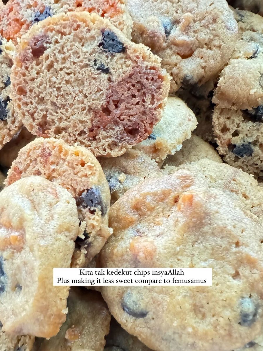 Bismillah, im back with COOKIES for raya 🥰

I can start delivery on 1st March onwards until 18th March. 
+RM3 charges for delivery area KV 🥰

Boleh DM to order! Ada chocolate chips cookies and mixed (butterscotch + chocolate chips) cookies 🍪