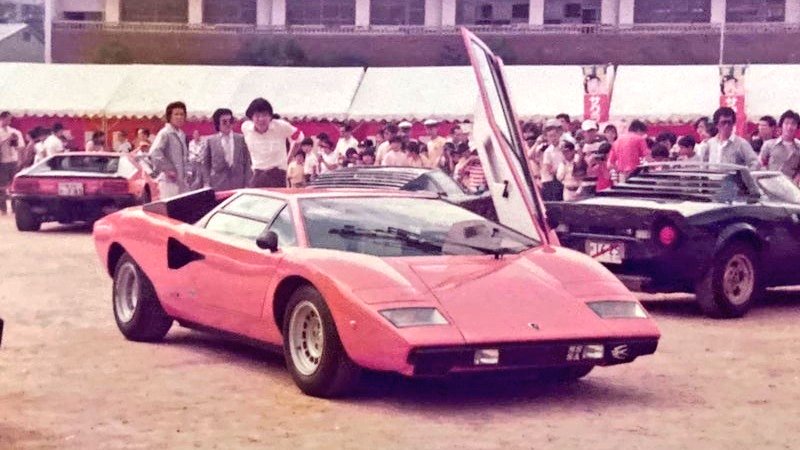 XT225_SEROW's tweet image. 不二子が選択した車種は #ランボルギーニ #カウンタック 。
リアウィング等のエアロパーツの追加が無いので初期型の #LP400 です。
日本でのスーパーカーブームの人気を象徴する車種でした。
北原建雄さんの作画は大塚康生さんと比べるとやはり車の特徴を掴むのは上手くないかな…。
#ルパン三世 #TVK