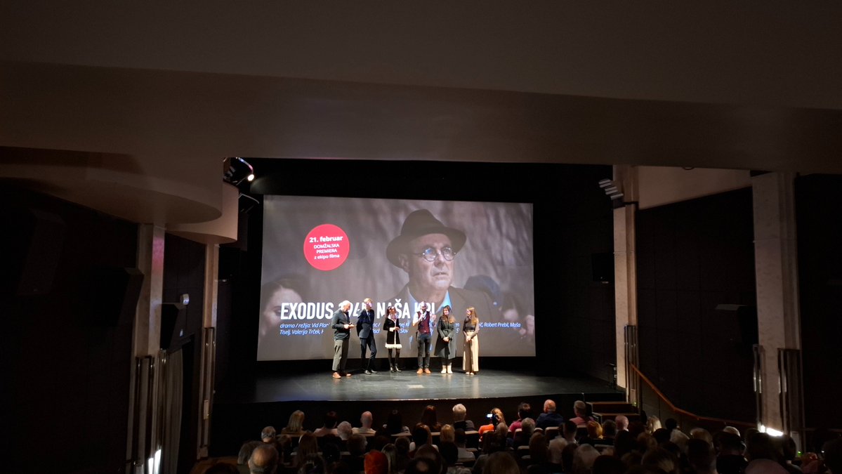 Naša kri.
Naša kri.
Videla ljudi, ki so odhajali s solzami v očeh. Niso poceni solze in ne zaradi malenkosti. Veliko je spodaj. Film, ki prinaša resnico in sočutje. Ni treba, da se takoj 'pobijemo' z besedami ob gledanju filma, dovolimo si najprej sočutja.